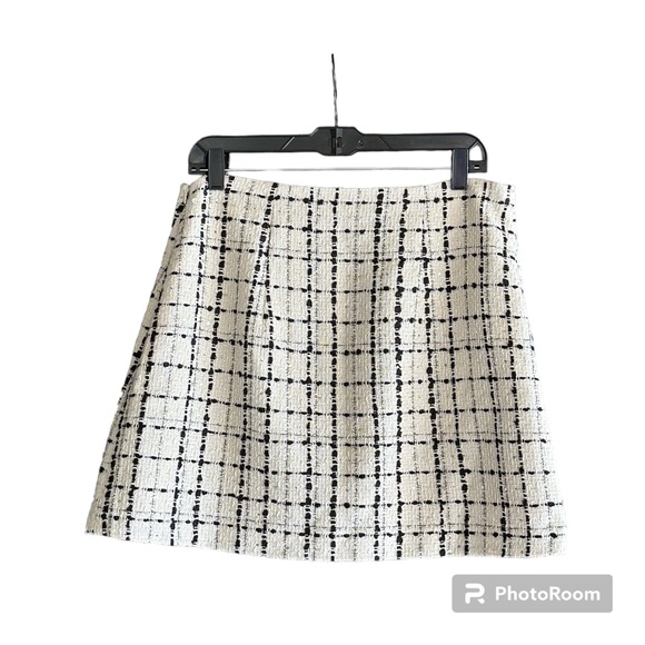 Express Tweed Mini Skirt in Cream and Black with Gold Buttons in Size 12 - Picture 3 of 10